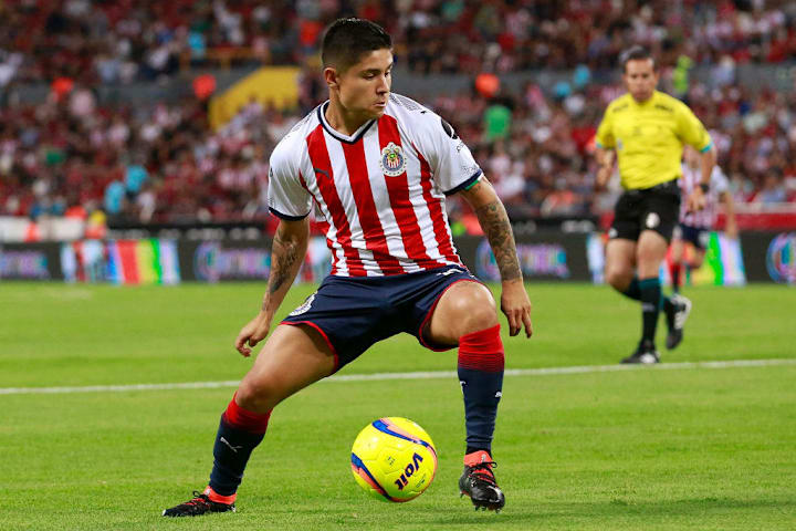Javier López controla el balón en un partido ante Chivas y Atlas.