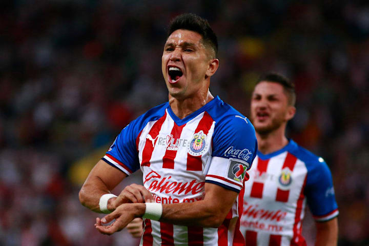 Jesús Molina celebra un gol en partido de las Chivas del Guadalajara.