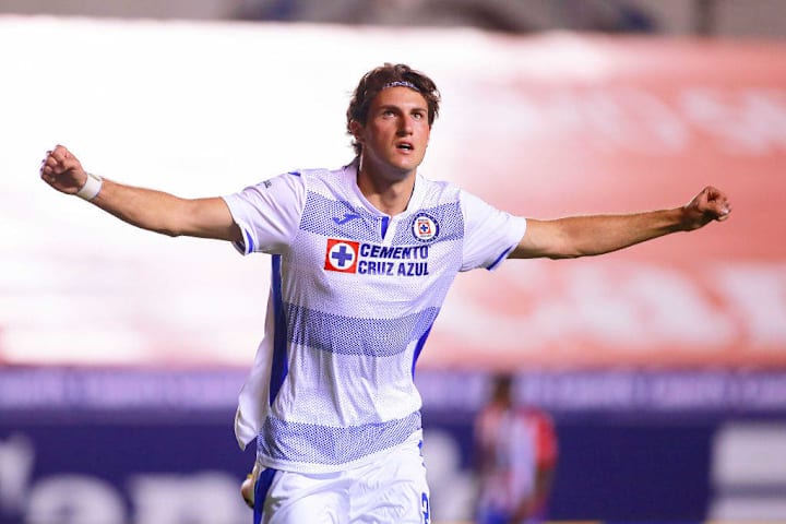 Santiago Giménez celebra un gol con Cruz Azul.