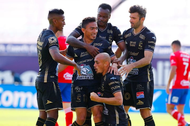 Jugadores del León celebran un gol en un partido ante Atlético San Luis.