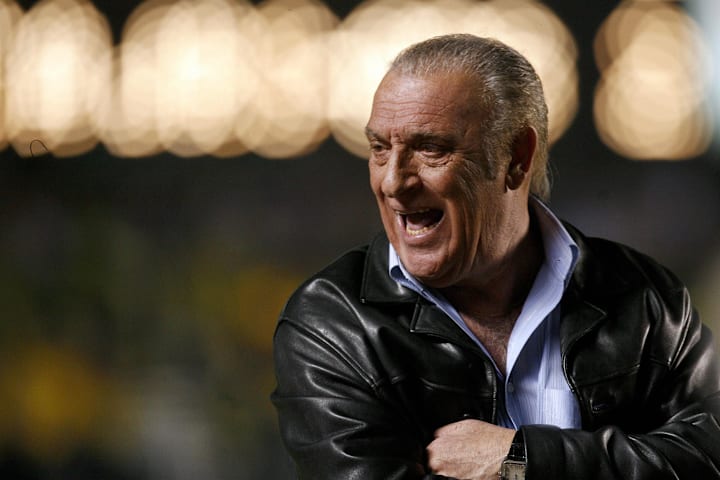 Boca Juniors coach Alfio Basile shouts d