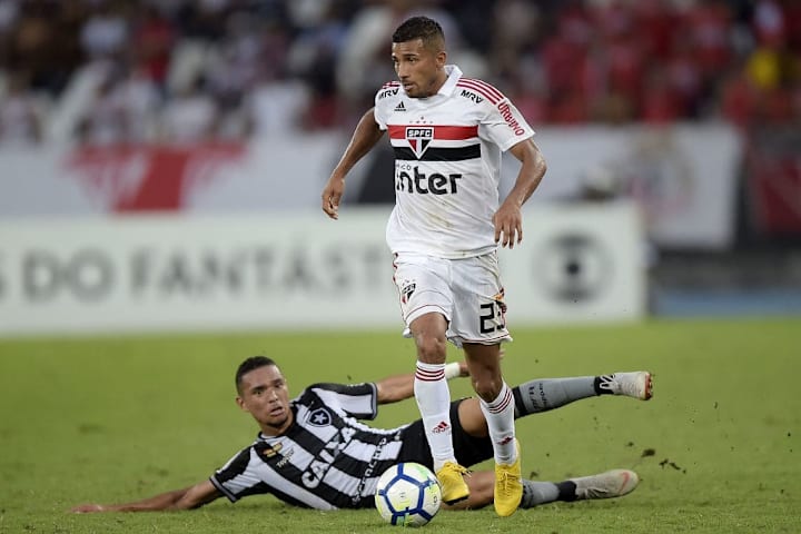 Joao Rojas deve renovar até o final da temporada com o São Paulo.