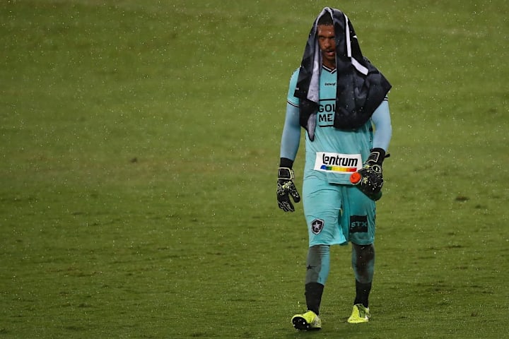 O goleiro Diego Loureiro apareceu bem no Botafogo. 