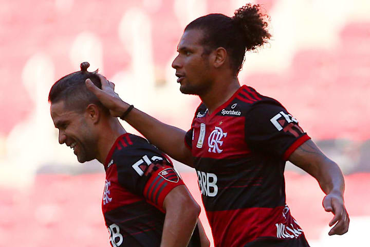 Caso não consiga ir à campo contra o Inter, Willian Arão vai fazer falta ao Flamengo. 