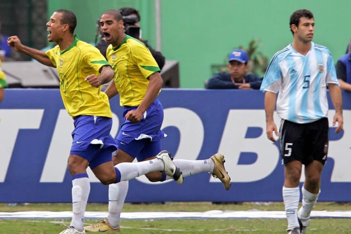 Brazilian Luis Fabiano (L) and Adriano c