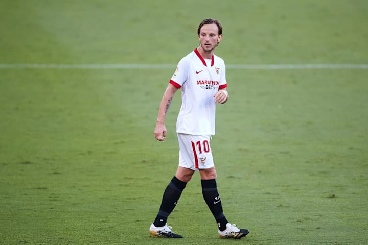 Rakitić voltou marcando com a camisa do Sevilla. 