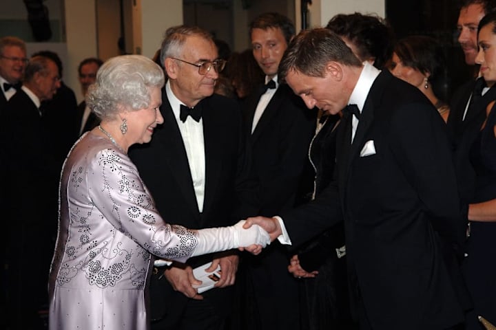 Daniel Craig en la premier de 007: Casino Royale con la Reina Isabel del Reino Unido | 2006