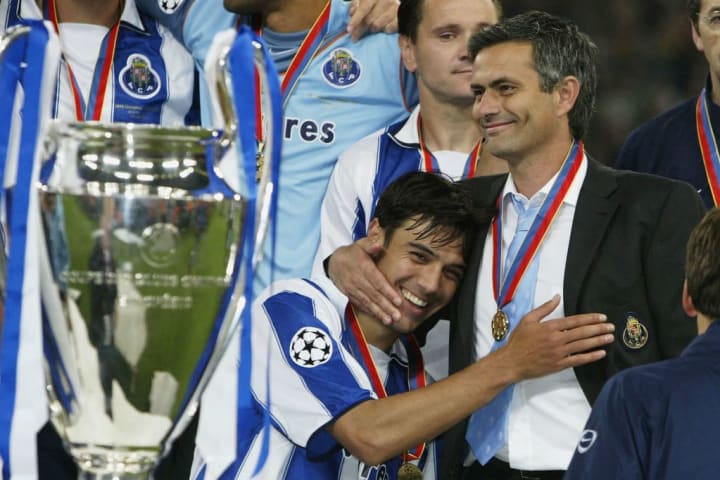 Mourinho en el momento de la entrega de la Copa de Europa de 2004