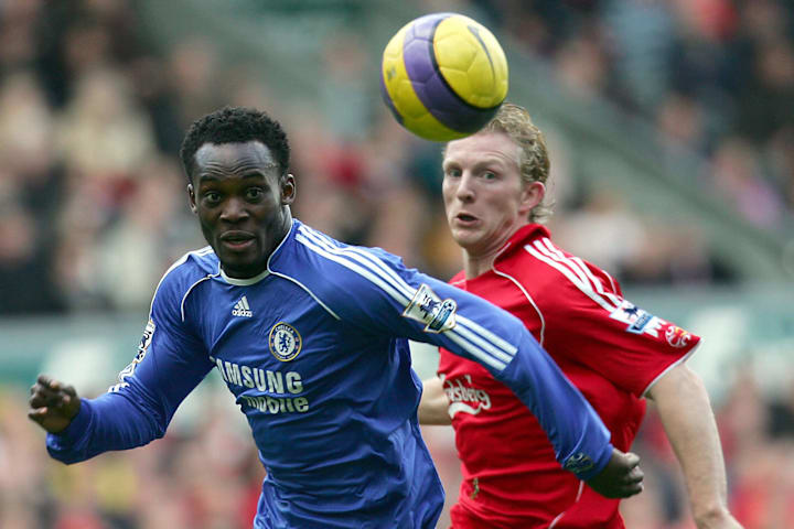 Chelsea's Michael Essien (L) vies with L