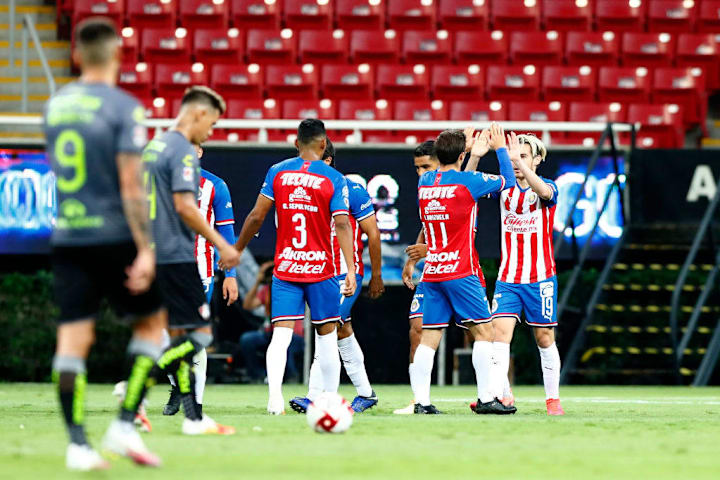 Jugadores de las Chivas del Guadalajara celebran un gol ante el Atlas.