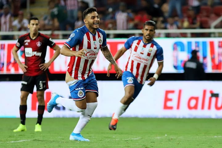 Alexis Vega celebra un gol con las Chivas del Guadalajara.