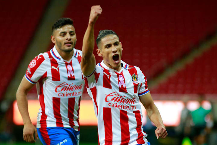 Uriel Antuna celebra un gol en el Clásico Tapatío.