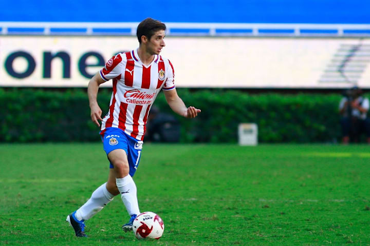 Isaac Brizuela en un partido entre las Chivas del Guadalajara y el Atlético San Luis.