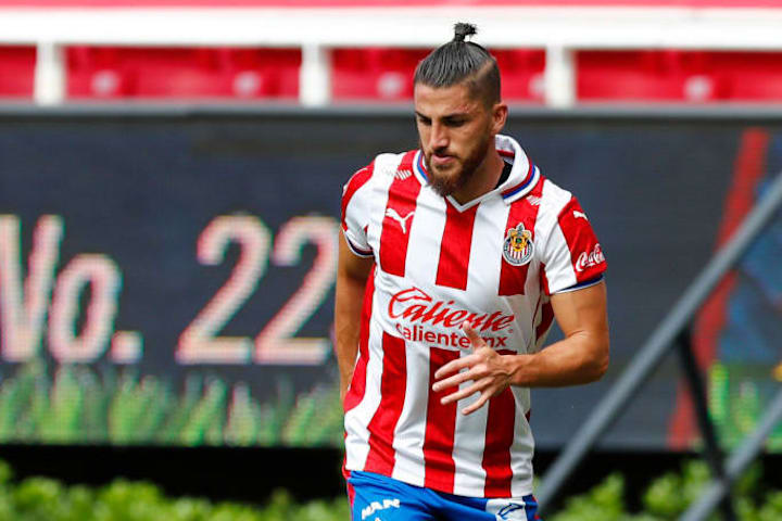 Hiram Mier controla el balón en un partido de las Chivas ante el Atlético San Luis.
