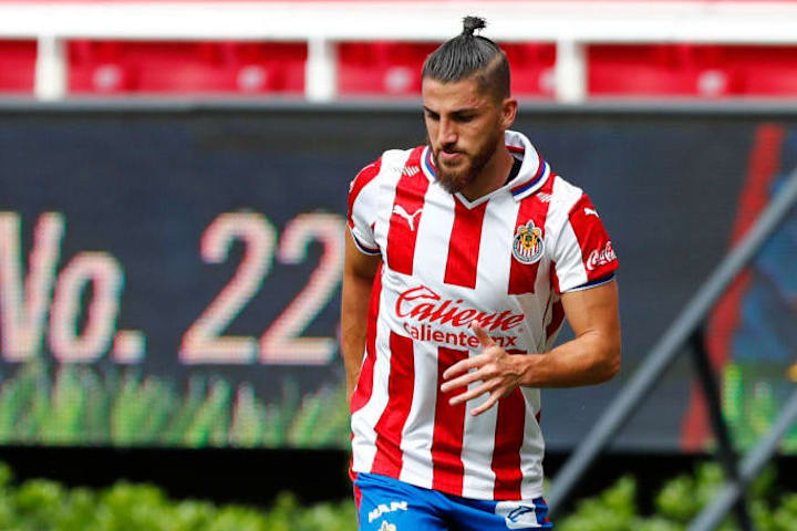 Hiram Mier en un partido de las Chivas del Guadalajara.