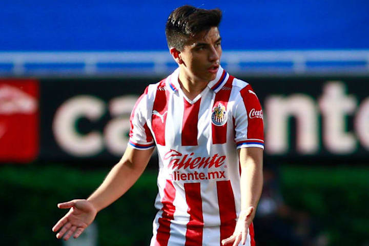 Fernando Beltrán en un partido entre las Chivas del Guadalajara y el Atlético San Luis.