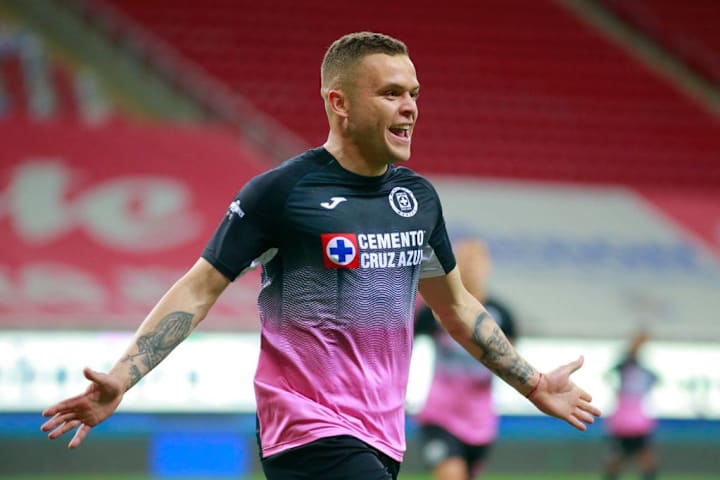 Jonathan Rodríguez celebra un gol con Cruz Azul.