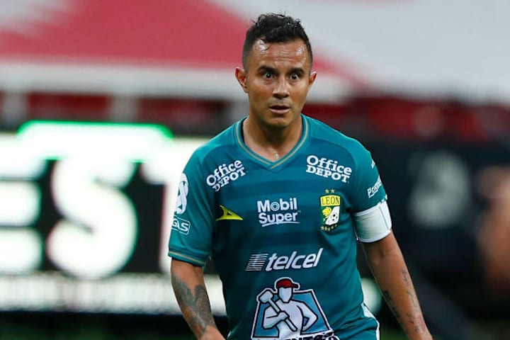 Luis Montes en un partido entre León y Chivas.