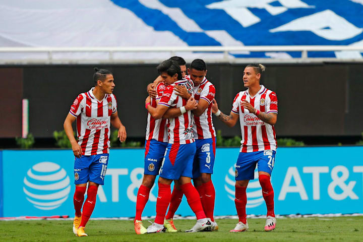 Jugadores de las Chivas del Guadalajara celebran un gol.