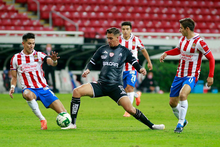 Jesús Molina pelea un balón.