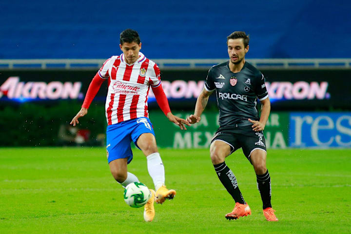 Ángel Zaldívar controla el balón ante la marca de un defensa de Necaxa.