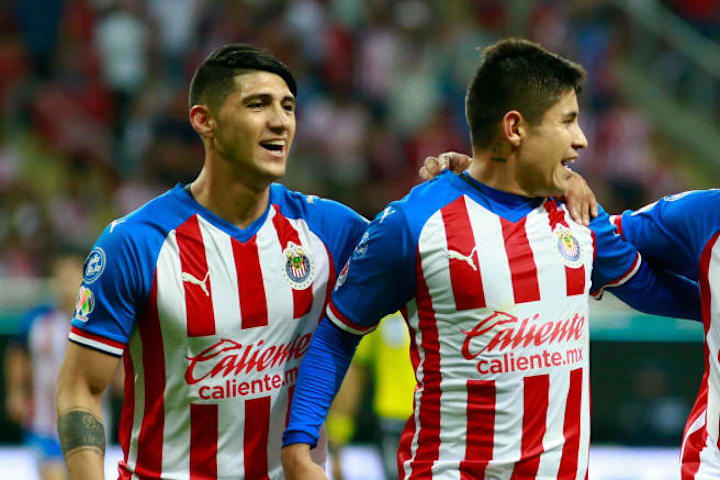 Alan Pulido y Javier López celebran un gol con Chivas.