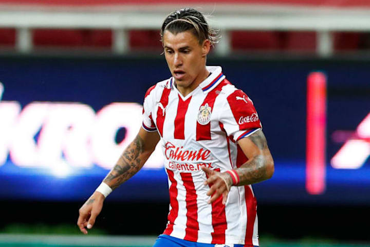 Cristian Calderón controla el balón en un partido de las Chivas del Guadalajara.