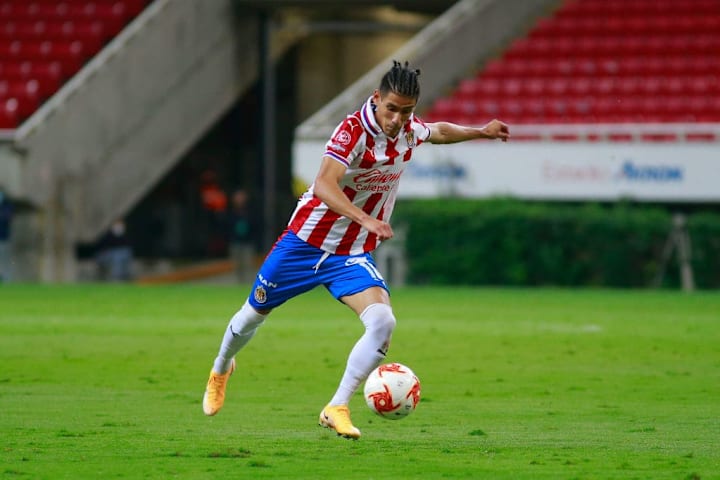 Uriel Antuna en un partido de las Chivas del Guadalajara.