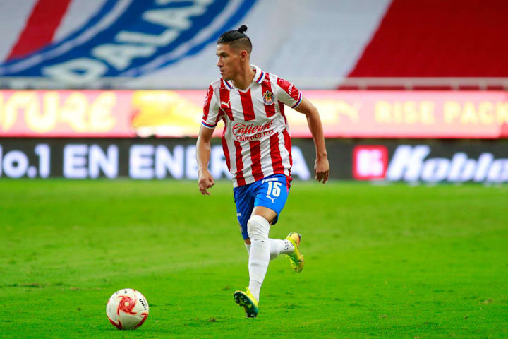 Uriel Antuna controla un balón en partido de las Chivas del Guadalajara.