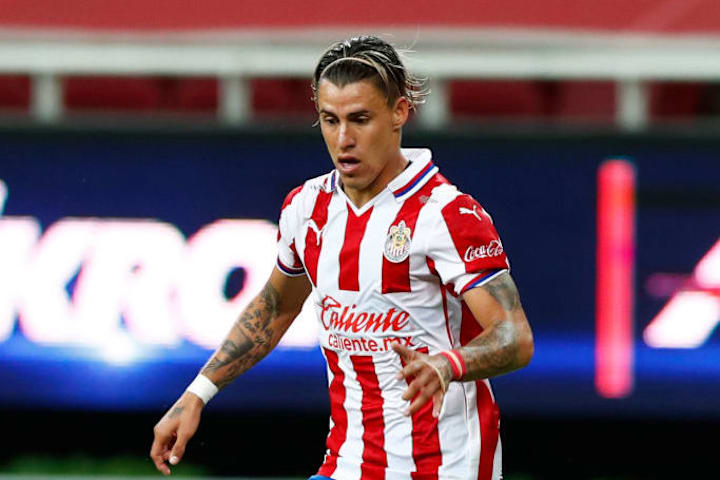 Cristian Calderón en un partido de las Chivas.