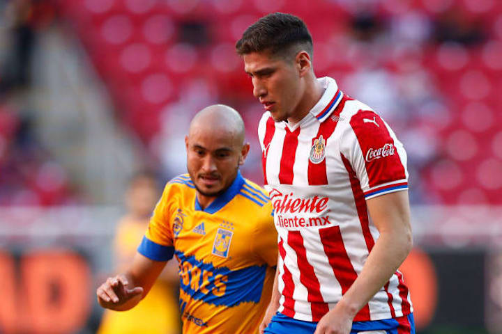 Luis Olivas, Carlos González