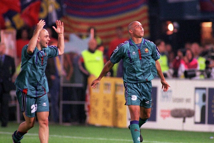 Ronaldo Nazario (kanan) hanya membela Barca selama satu musim.