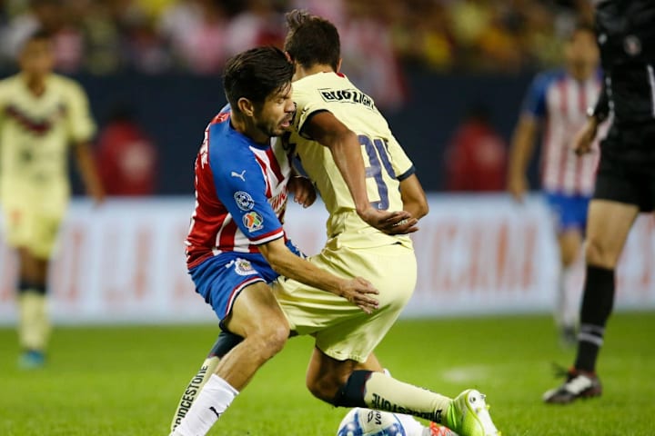 Oribe Peralta pelea un balón en el Clásico entre las Chivas del Guadalajara y el América.