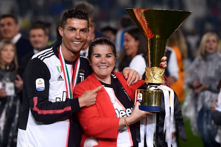 Cristiano Ronaldo, Maria Dolores dos Santos Aveiro