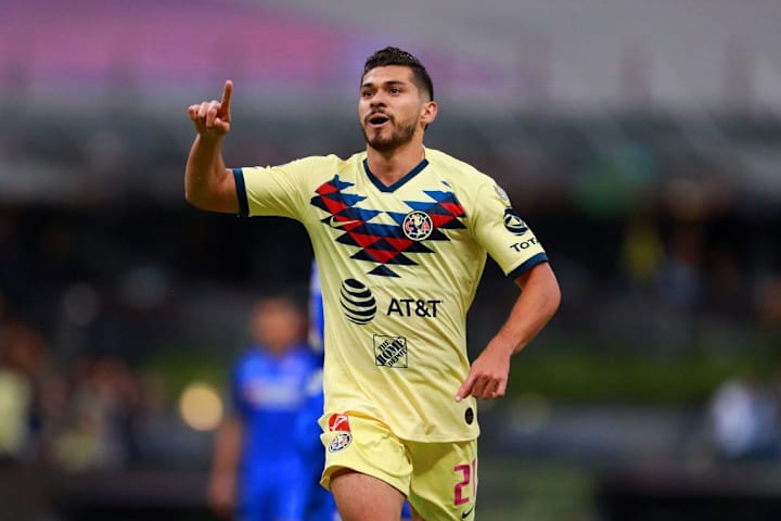 Henry Martin celebra un gol del América en un juego ante Cruz Azul.