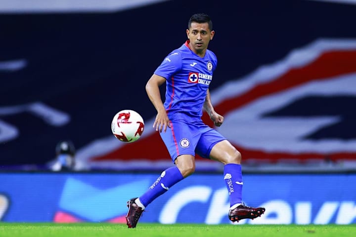 Elías Hernández en un partido entre Cruz Azul y FC Juárez.