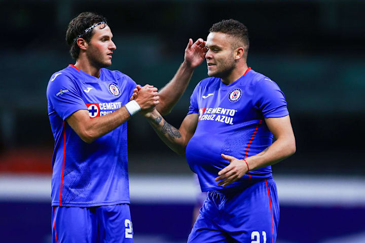 Jonathan Rodríguez y Santiago Giménez, delanteros de Cruz Azul