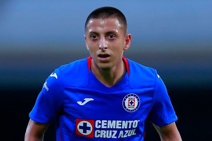 Roberto Alvarado en un partido de Cruz Azul y León.
