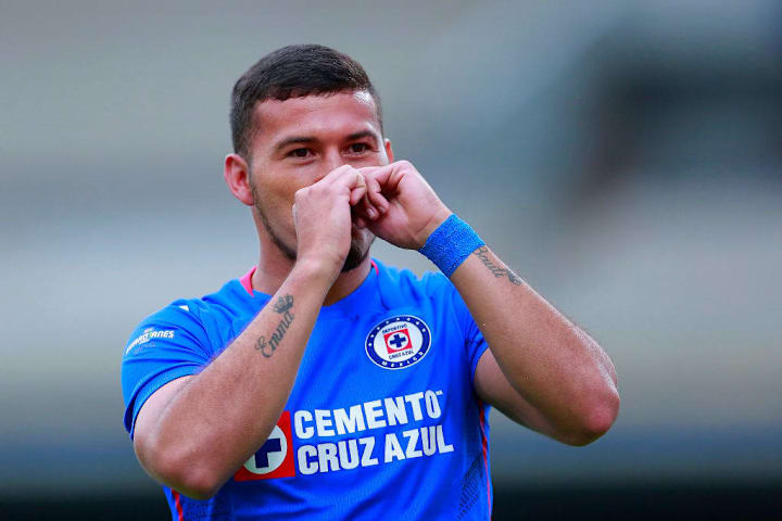 Juan Escobar festeja un gol en partido entre Cruz Azul y León FC.