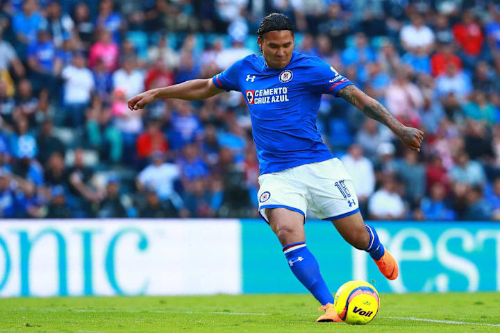 El jugador Carlos Peña en un partido Cruz Azul Carlos.