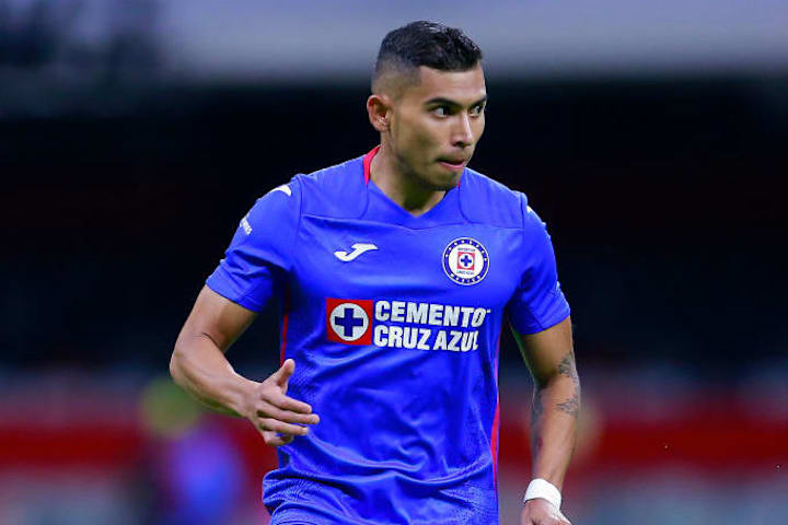 Orbelín Pineda en un partido entre Cruz Azul y Necaxa.