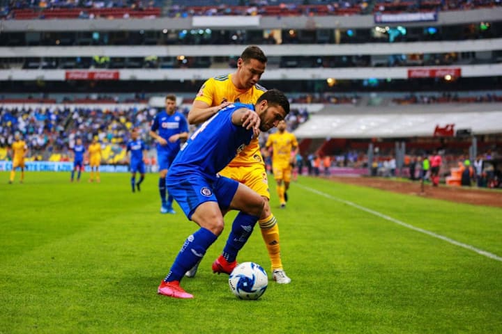 Jesús Dueñas y Juan Escobar pelean un balón.