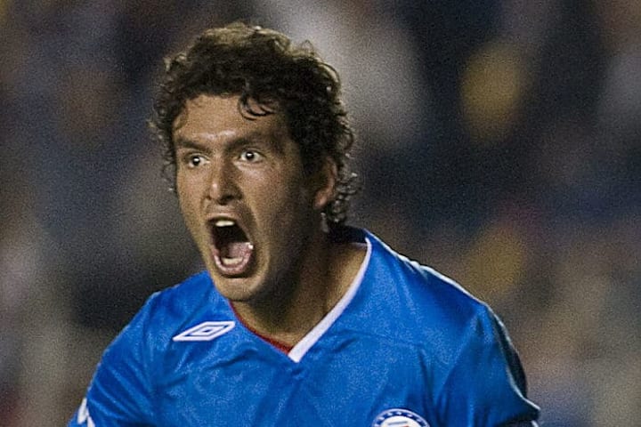 Cristian Riveros celebra un gol con Cruz Azul.