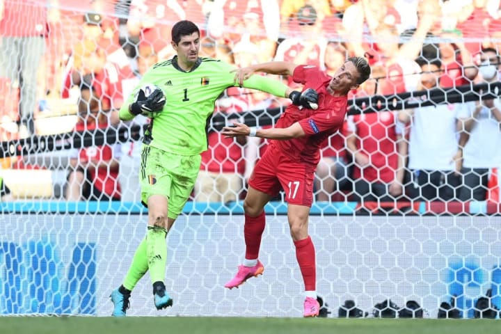 Jens Stryger Larsen wrestles with Thibaut Courtois