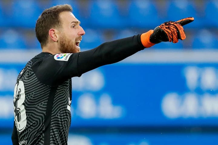 Oblak, titular bajo los palos
