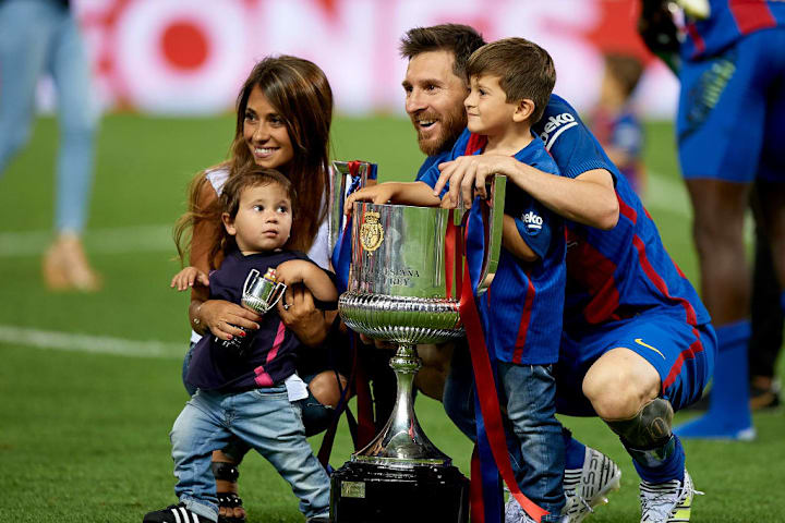 Messi festejando con su familia