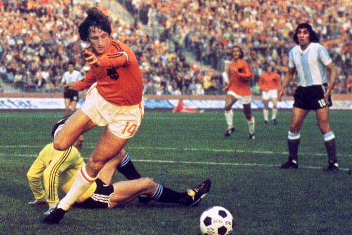 Dutch midfielder Johann Cruyff dribbles