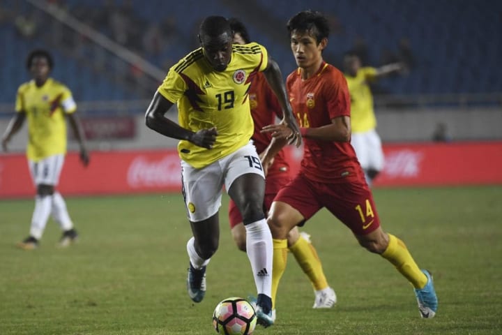 Wang Shenchao se puso un collar durante un partido