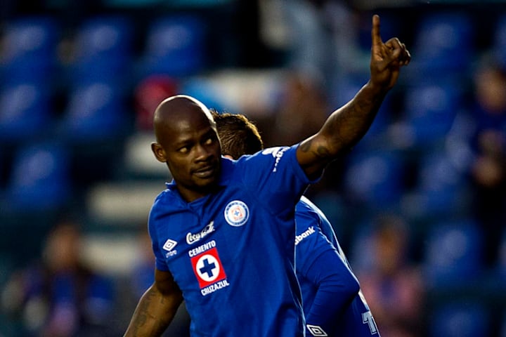 Achille Emaná en un partido de Cruz Azul.