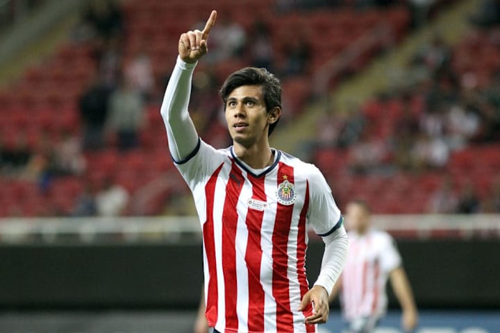 José Juan Macías festeja un gol con las Chivas.